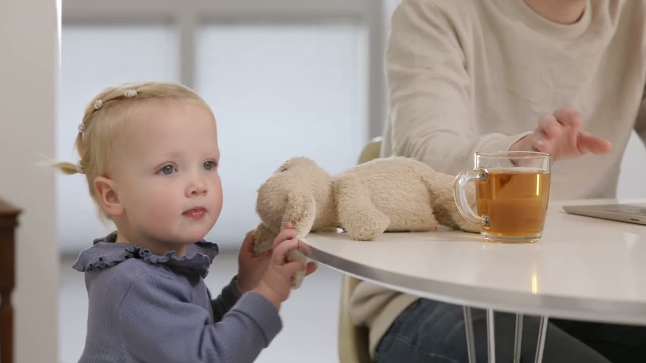 Voorkom brandwonden, houd heet water buiten het bereik van kinderen - video 1